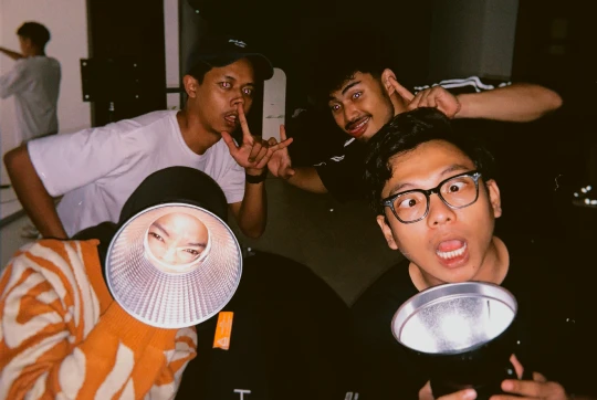 Potret acak suasana tim Vibesroom Studio